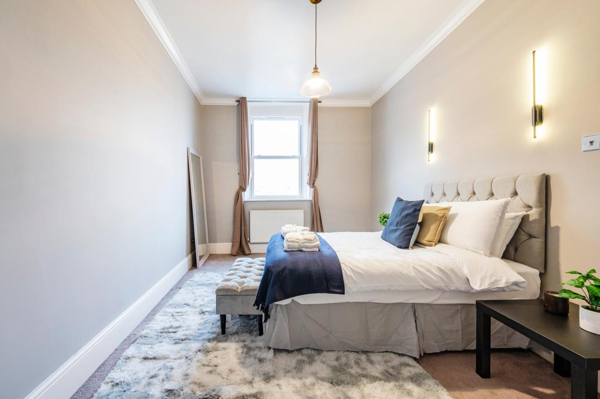 Large 1 Bedroom In Center Of 3 Appartamento