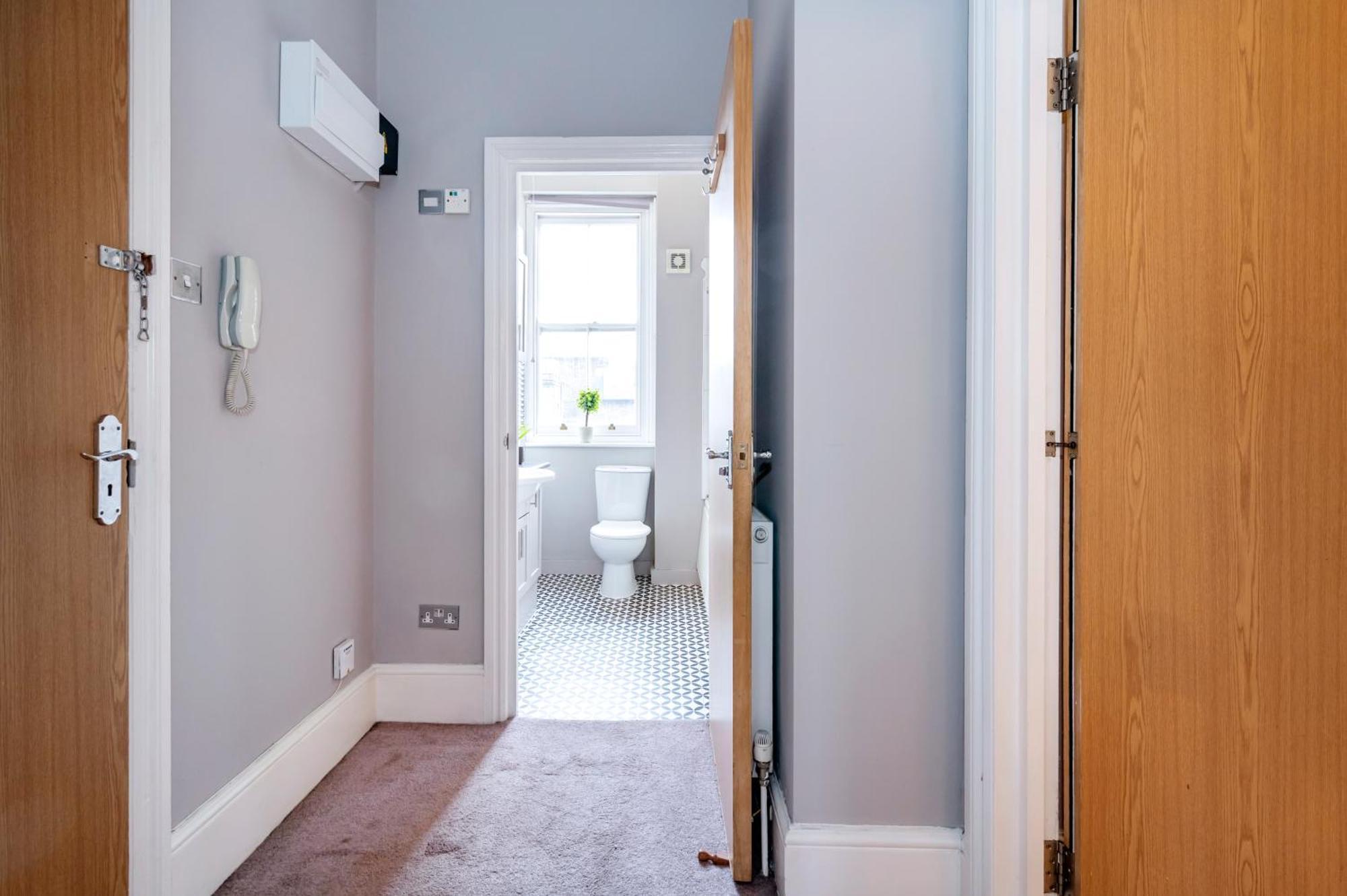 Large 1 Bedroom In Center Of 3 Appartamento