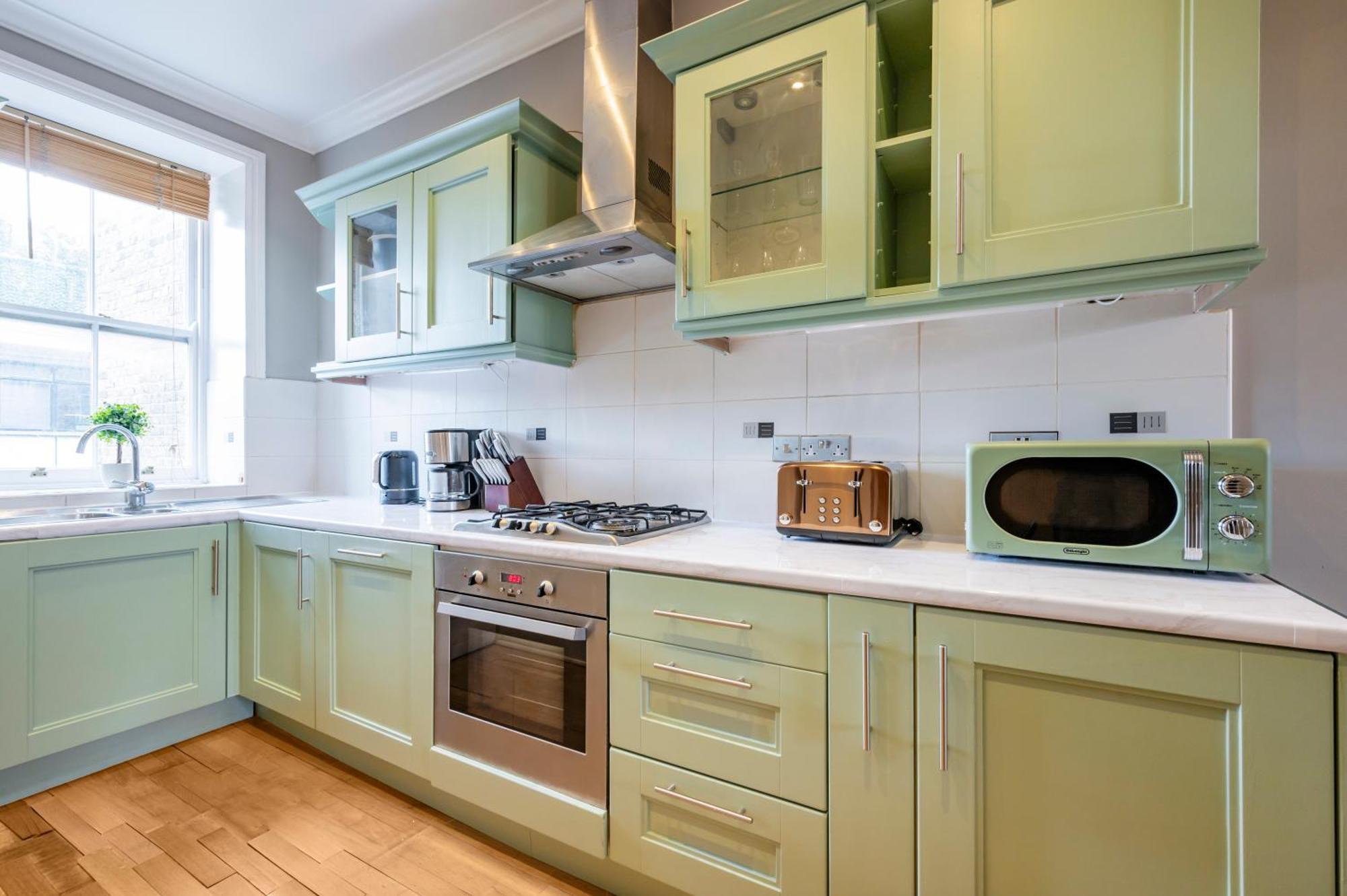 Large 1 Bedroom In Center Of 3 Appartamento