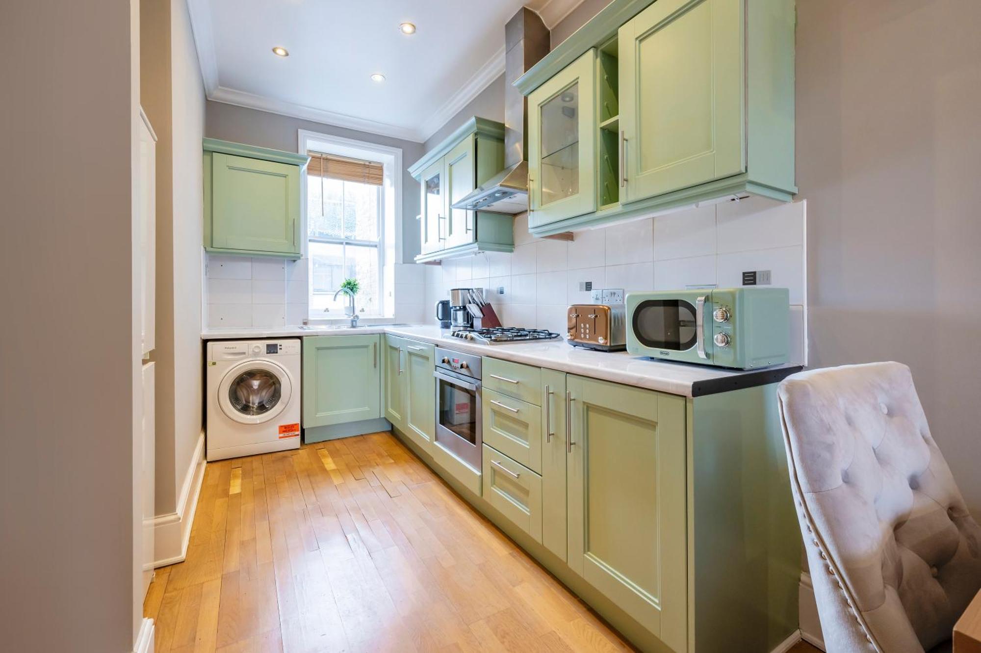 Large 1 Bedroom In Center Of 3 Appartamento *